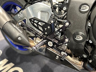Yamaha MT-10 SP / Justerbara Fotpinnar & Regalge/ Sidoväskor / Hög ruta