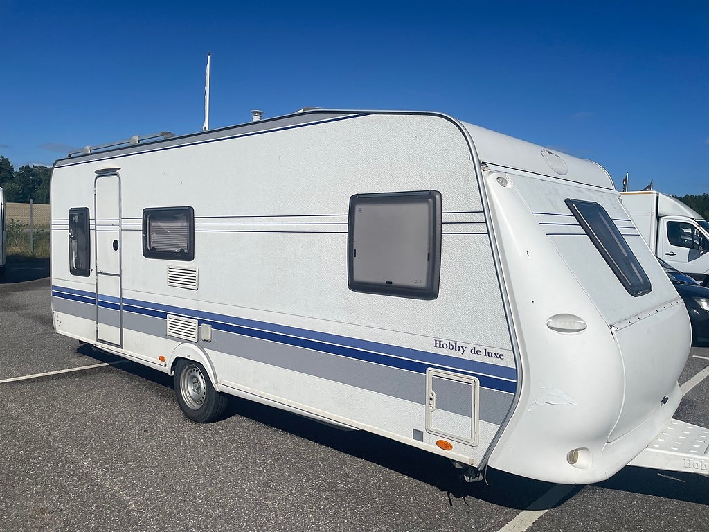 Hobby 560 KMFe De Luxe, Förtält -22, 1470 kg 