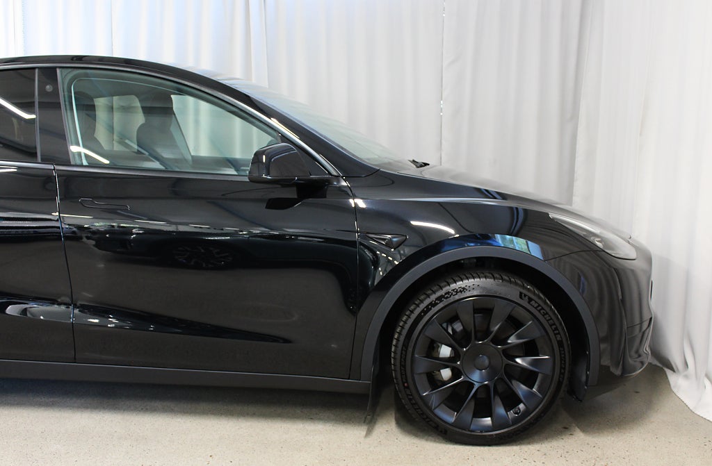 Tesla Model Y Standard Range RWD 299HK, Drag, Värmepump, 3,99% Ränta
