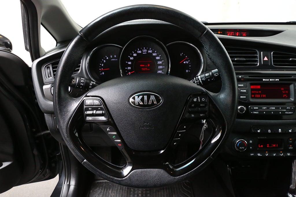 Kia Ceed 1,6 CRDi 128hk ECO Komfort Kombi Nybesikt Motorvärmare 2015