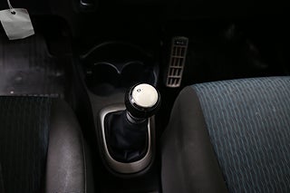 Halvkombi Toyota Yaris 18 av 25