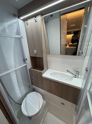 Husbil-halvintegrerad Globe-Traveller Pathfinder Z 150HK Automat! Långbäddar & utfällbar dubbelbädd! 11 av 19