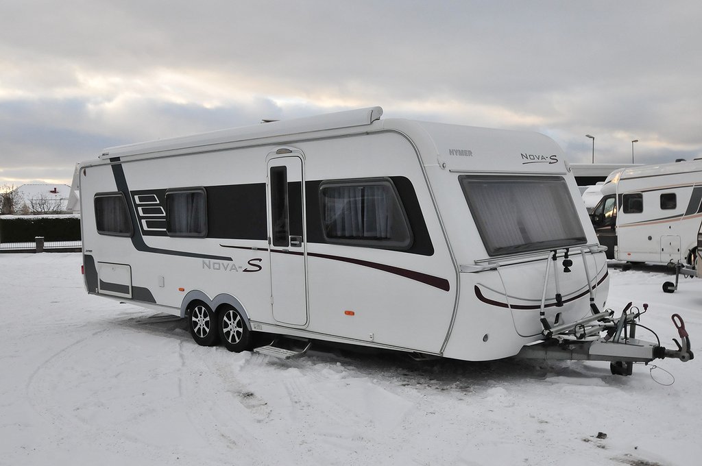 Hymer Eriba Nova S 690 Solceller Ugn Franskbädd 