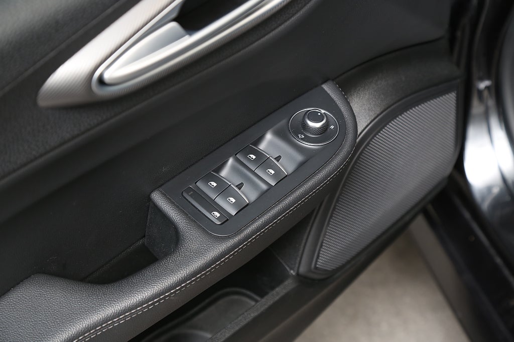 Alfa Romeo Giulia 2,0 Turbo 16V 280hk Q4 Veloce Drag Carplay B-Kamera 2018