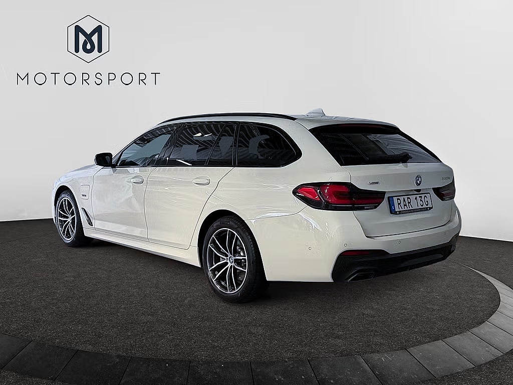 BMW 530e xDrive Touring M Sport Farthållare B-kam Sensatec läder bild 7