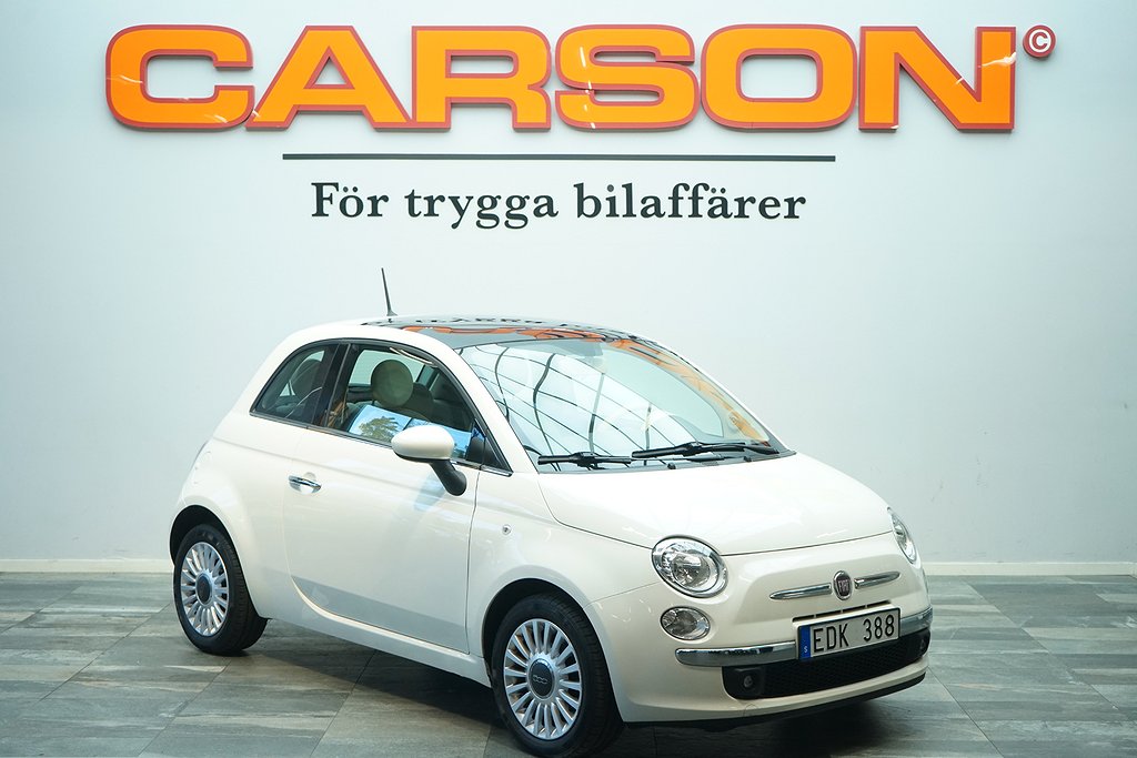 Nu har vi på Carson fått in en Fiat 500 1.2 8V. Modellen erbjuder den perfekta innerstadsbilen med låga bränslekostnader men även erbjuder en enorm körglädje. Bilen Bilen har haft 2 tidigare ägare som har tagit väl hand om bilen. Om du söker efter en liten bil med låga bränslekostnader är detta en bil för dig. Bilen kommer även utrustad med Panoramaglastak. Varmt välkomna till Carson Sverige AB, vi finns på Fågelsångsv. 8 i Vallentuna, all our cars are available for export.