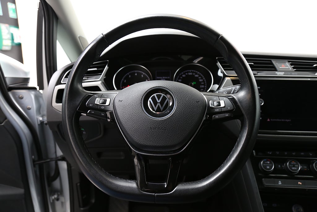 Volkswagen Touran 1,5 TSI 150hk R-Line DSG Värme Drag 7-sits 2021