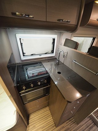 Husbil-halvintegrerad Adria Matrix 13 av 20