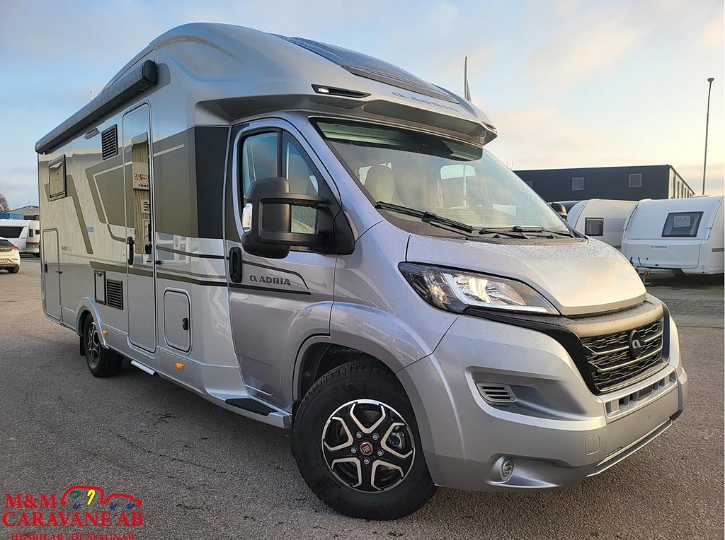 Adria MATRIX SUPREME 670SC Queensbed, Hydrauliska stödb. / Solcell / L