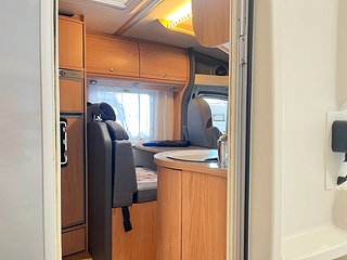 Husbil-halvintegrerad Bürstner T700 6 av 12