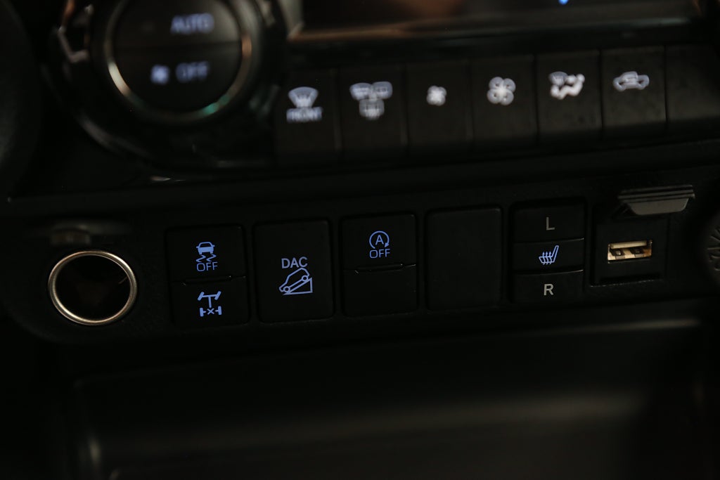 Toyota Hilux Dubbelhytt 2,8 MHEV 204hk Invincible 4WD Flak/Kåpa Moms 2026