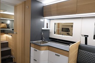 Husbil-halvintegrerad Adria Coral Plus 670 DL 14 av 21