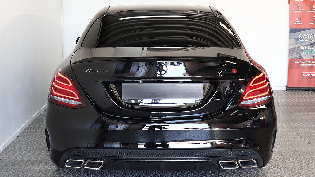 Den här Mercedes Benz C-klass 250d är mycket påkostad. 