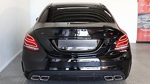 Den här Mercedes Benz C-klass 250d är mycket påkostad. 