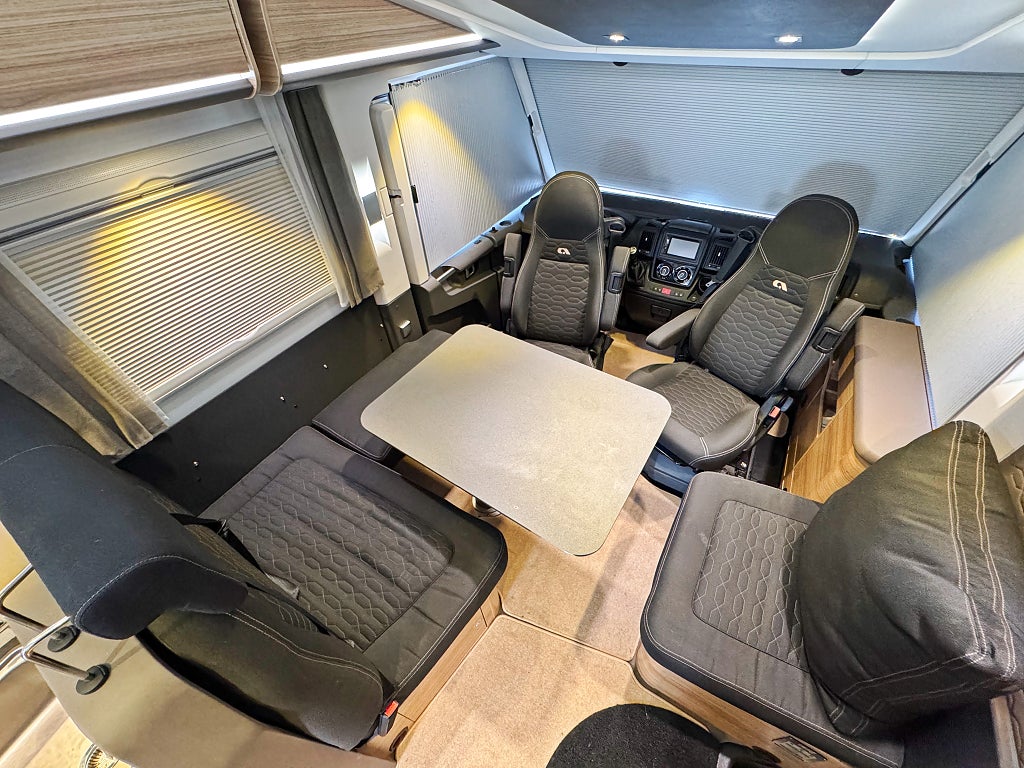Adria Sonic I 700 SLT Enkelsängar Toa bak 4400 kg