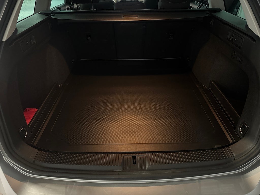Volkswagen Passat Sportscombi 1.5 TSI Aut Adapt farth Dragkrok Rattvärme bild 16