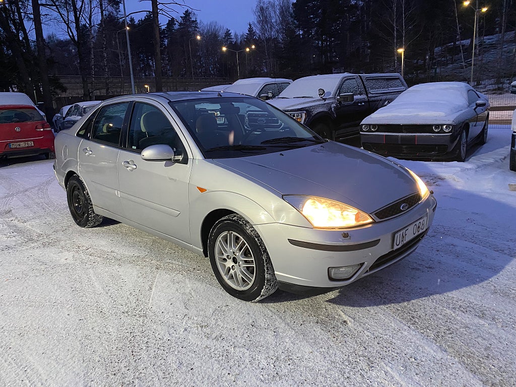 Ford Focus Sedan 1.6 Ghia ny servad 