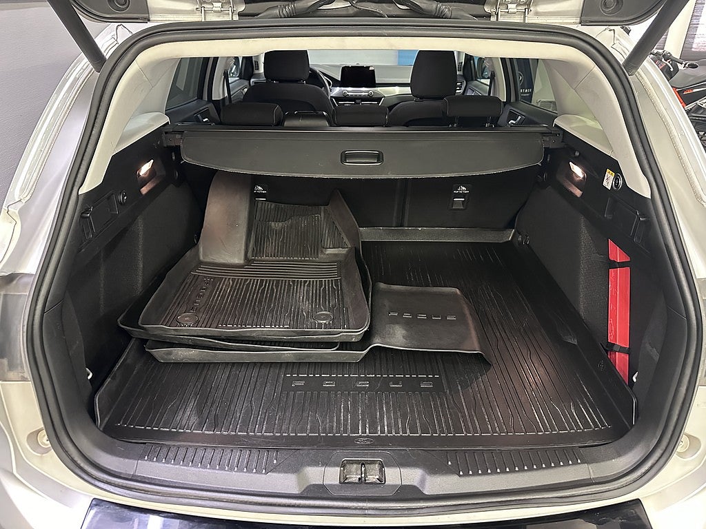 Ford Focus Kombi 1.0 EcoBoost Titanium Plus | HUD | VÄRMARE | DRAG
