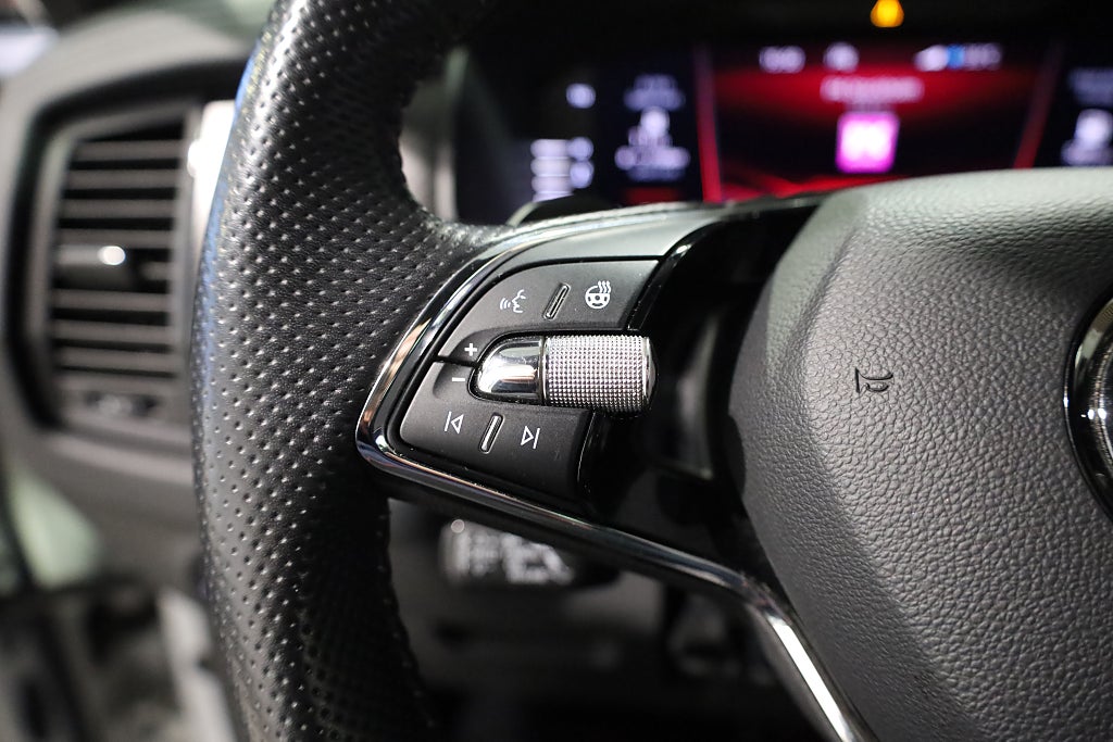 Skoda Kodiaq 2.0 TSI 4x4 Sportline Drag Värmare Kamera Cockpit 2023