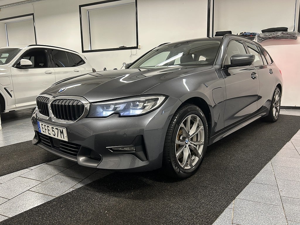 BMW 330e xDrive 292 hk Cockpit Touring Steptronic Euro 6 Drag