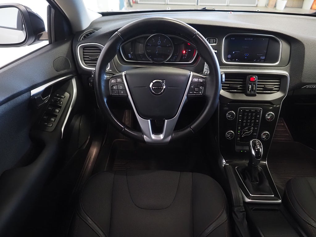 Volvo V40 Cross Country T3 Geartronic Automat 152hk Momentum Navi Värm 2018