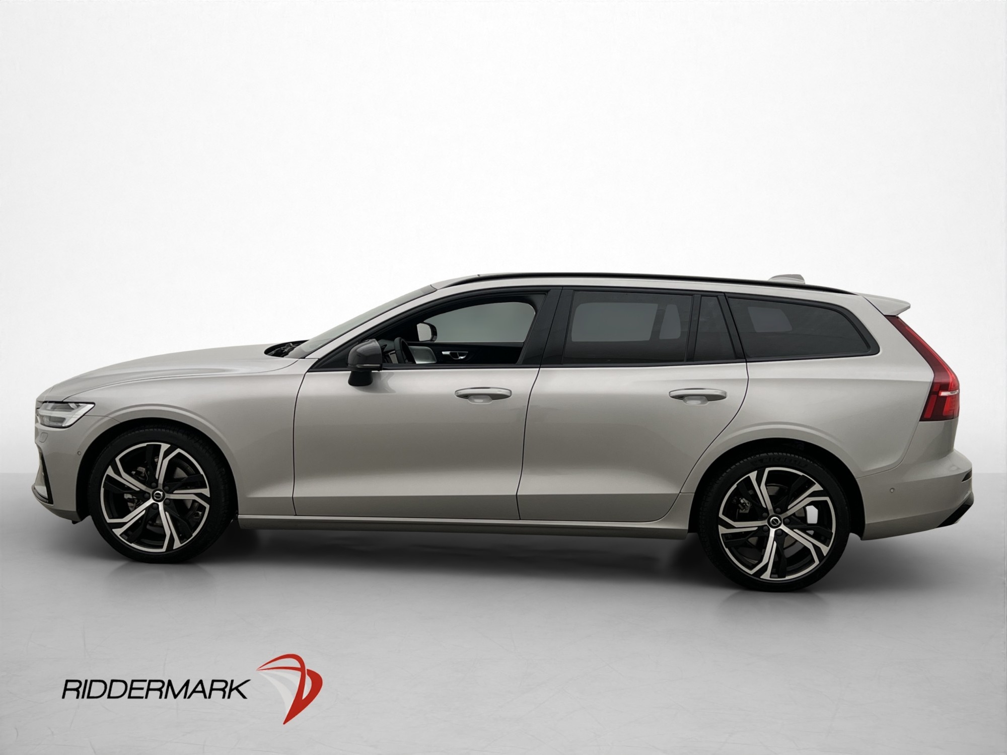 Volvo V60 B4 Ultimate Dark B&W Pano 360° 2024, photo 3/10