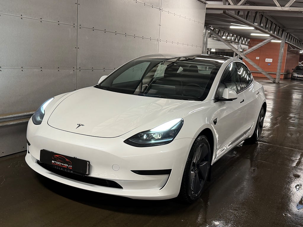 Tesla Model 3 Standard Range panoramtak MOMS 