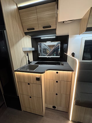 Husbil-halvintegrerad Sun Living S72DC AUT Queen! Clesana & Hydr stödben! 7 av 22