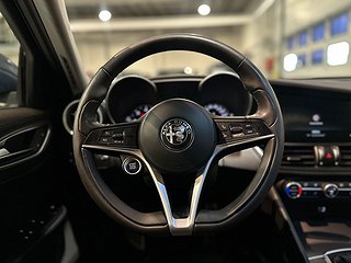 Alfa Romeo Giulia 2.2 16V Super Kamera Mvärm Skinn GPS SoV