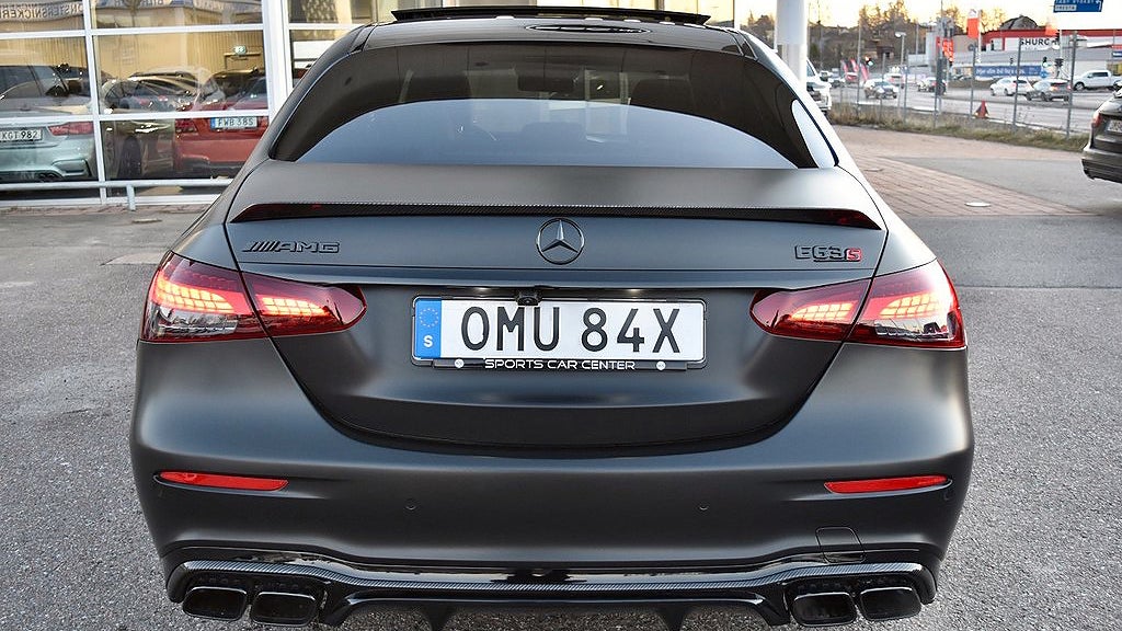 Mercedes-Benz AMG E63 S har en V8-motor som genererar 612 hästkrafter. 