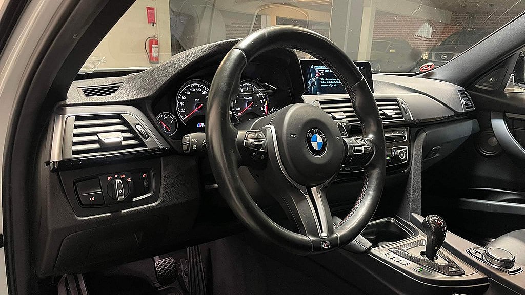 BMW har en rak sexa som optimerats till 530 hästkrafter. 