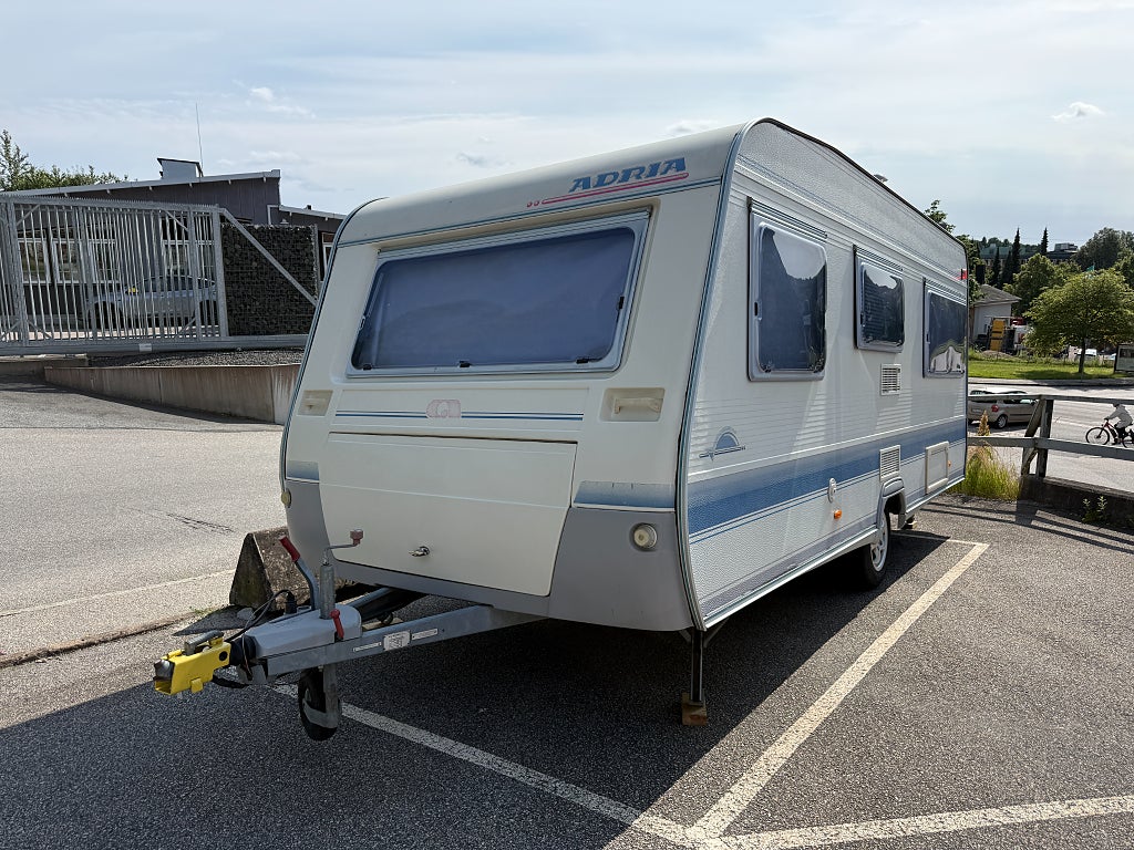 Adria Mobil Unica 502 Up husvagn med solpanel & förtält