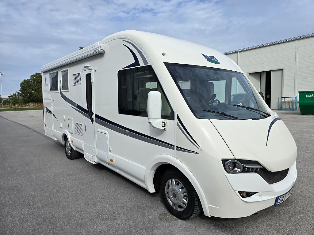 McLouis Nevis 876G *Queensbed *Taksäng *Ugn *Solcell *5700 mil