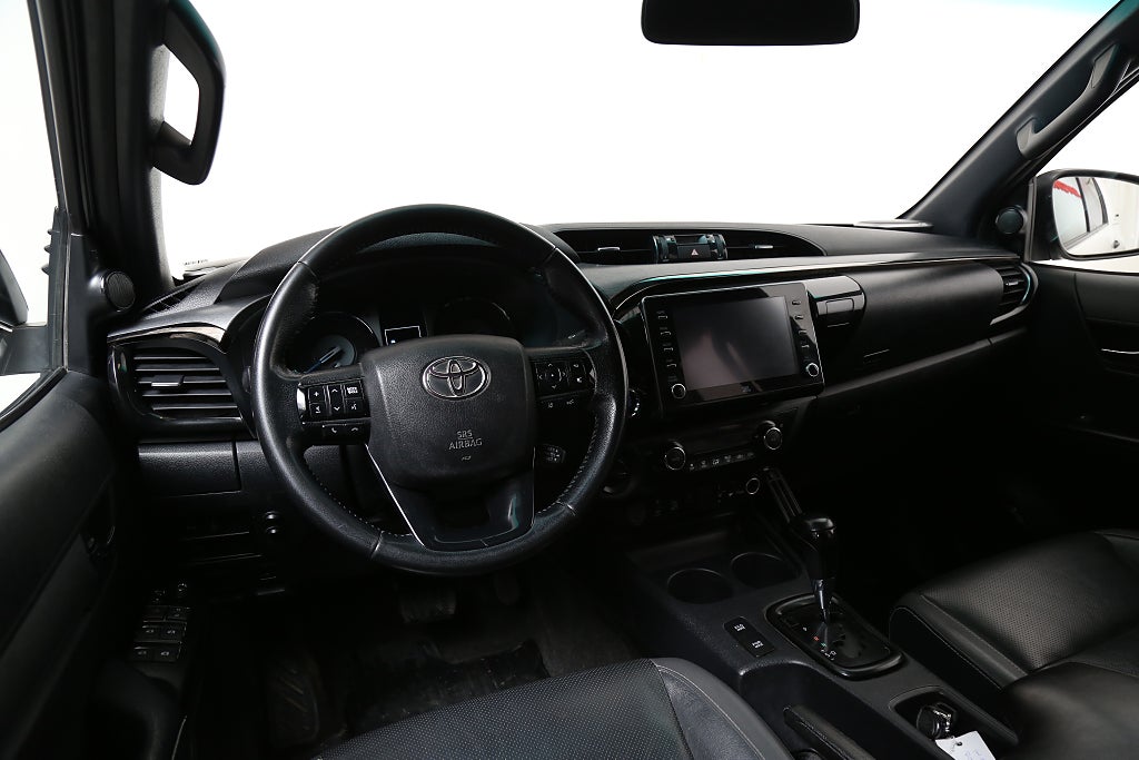 Toyota Hilux Dubbelhytt 2,8 Invincible 204hk 4WD JBL Skinn Navi Kåpa 2021
