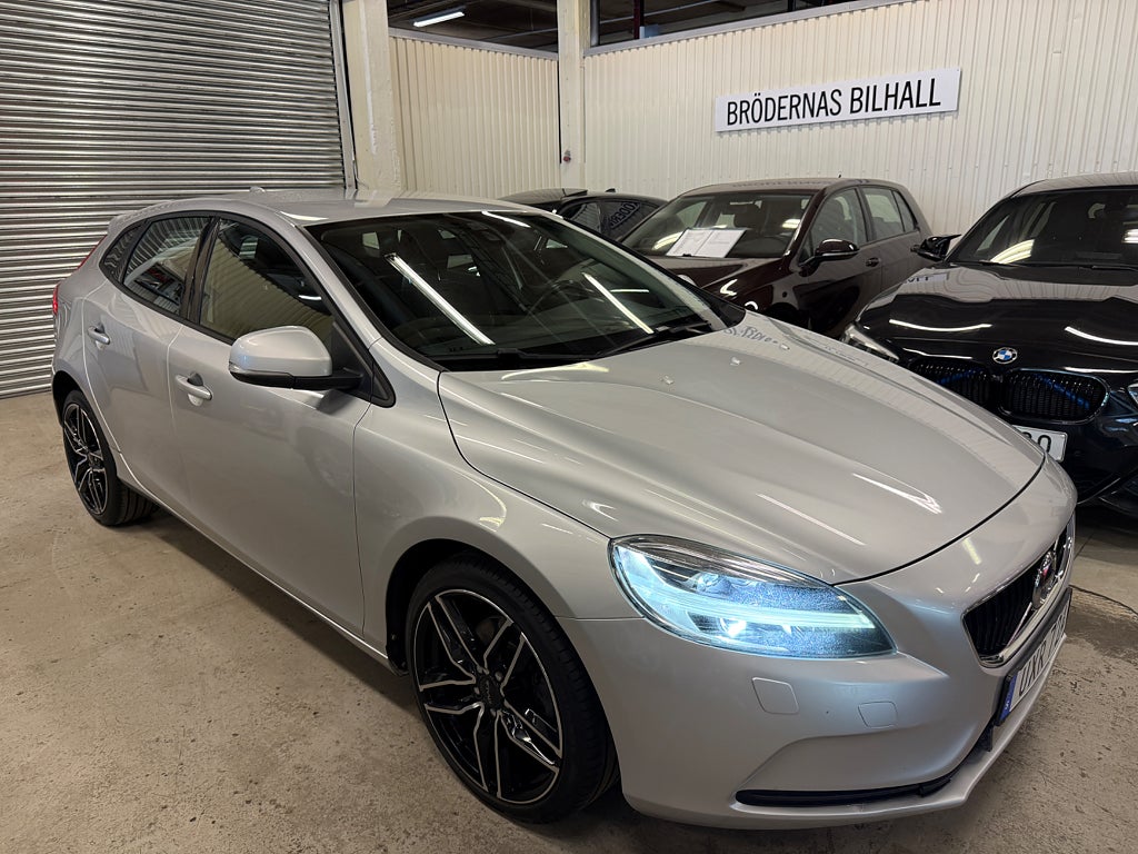 Volvo V40 D3 Momentum Euro 6/ 150hk/ Kamrembytt/ D-värmare/ VOC 