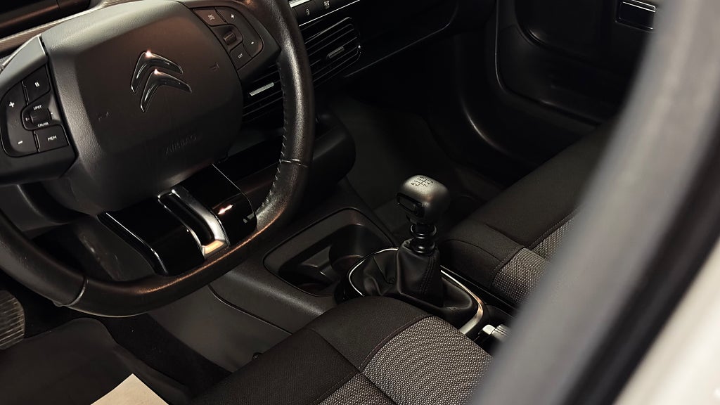 Citroën C4 Cactus 1.2 PT Feel 110hk Farthållare Låga mil Apple Carplay bild 18