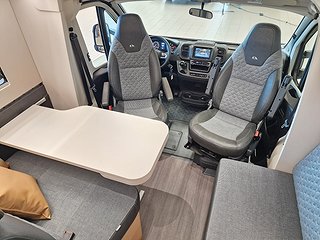 Husbil-halvintegrerad Adria CORAL 670 SC PLUS 12 av 28