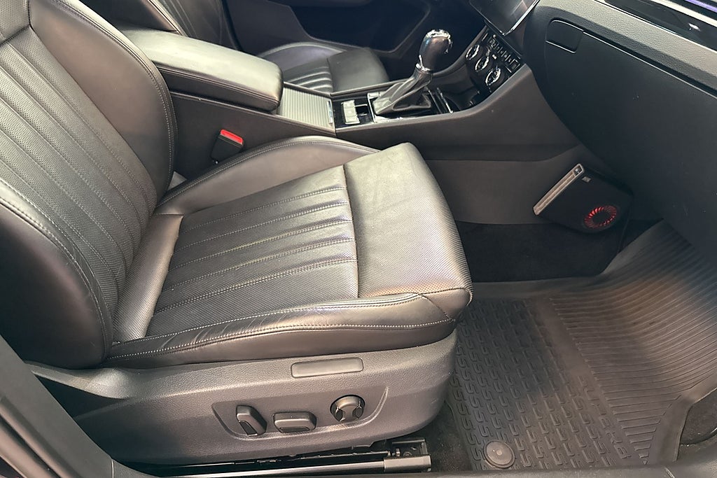 Skoda Superb Kombi 2.0TDI 4x4 Automat L&K Drag Värmare Kamera Navi  miniatyr 16