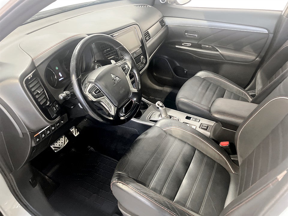 Bild på Mitsubishi Outlander S-Edition PHEV 203hk Aut 4WD TAKLUCKA B-KAMERA DRAG