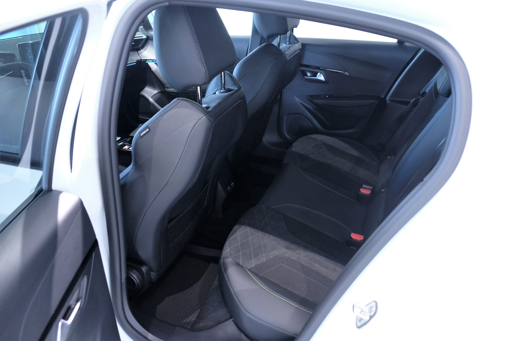 Peugeot e-208 GT Electric 2023, photo 6/58