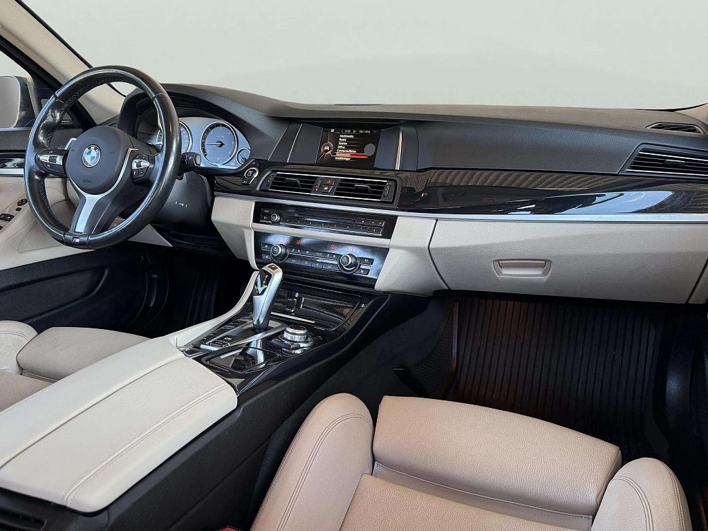 BMW 520d xDrive Touring Steptronic M-Ratt H&K Skinn Drag 2 Ägare - miniatyr 13