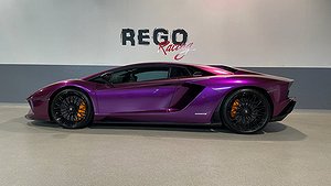 Lamborghini Aventador S LP 740-4 har en 6,5-liters V12-motor som genererar 740 hästkrafter. 