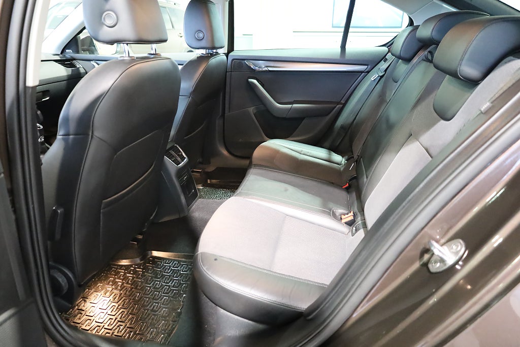 Skoda Octavia 1.0 TSI Navi Värmare Kamera Canton Carplay 2018