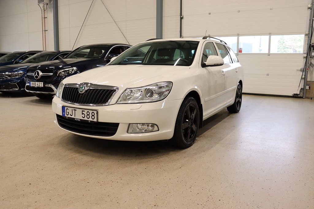 Skoda Octavia Kombi 1.6 TDI Kamrembytt Drag D-Värm 105hk