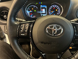 Toyota Yaris Hybrid e-CVT Rattvärme/Kamera/MoK/AWD – bild 19