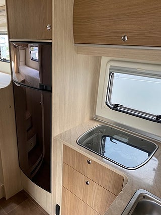 Husbil-halvintegrerad Bürstner Ixeo Time 7 av 9