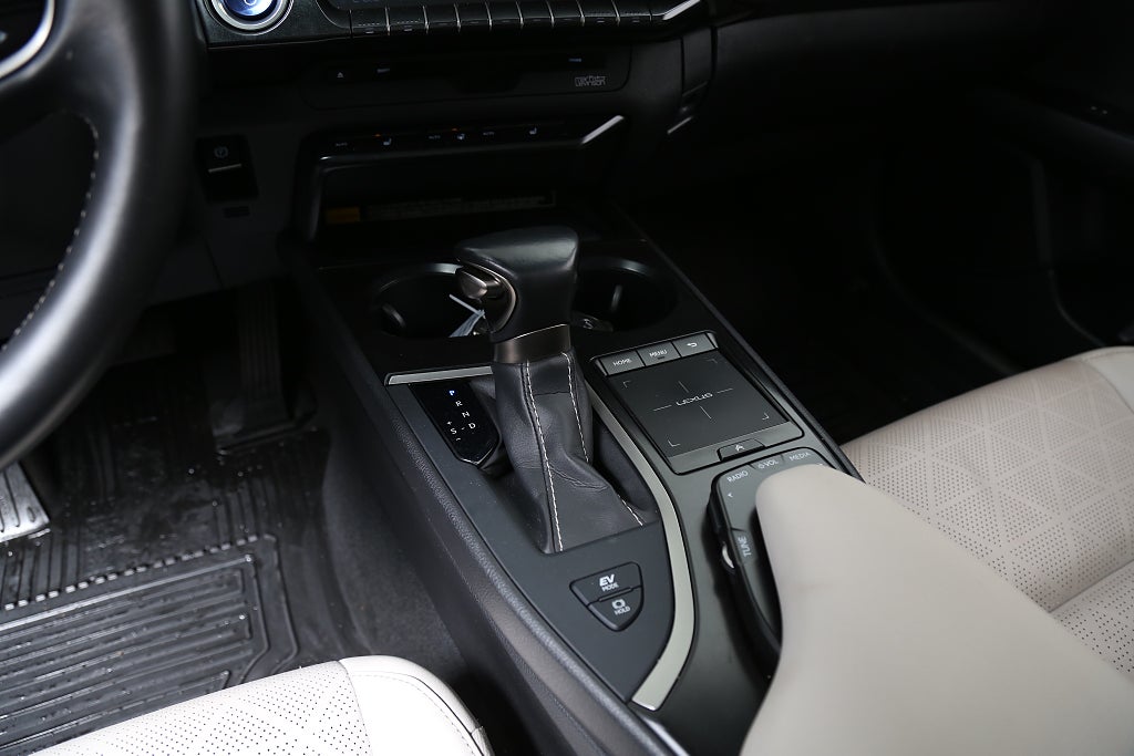 Lexus UX 250h E-Four 184hk Premium AWD Aut Teknik-paket Taklucka 2021