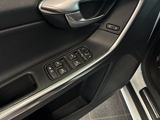 Volvo XC60 D4 AWD Summum Business Pro S&V-hjul/Dvärm/Drag/Skinn – bild 25