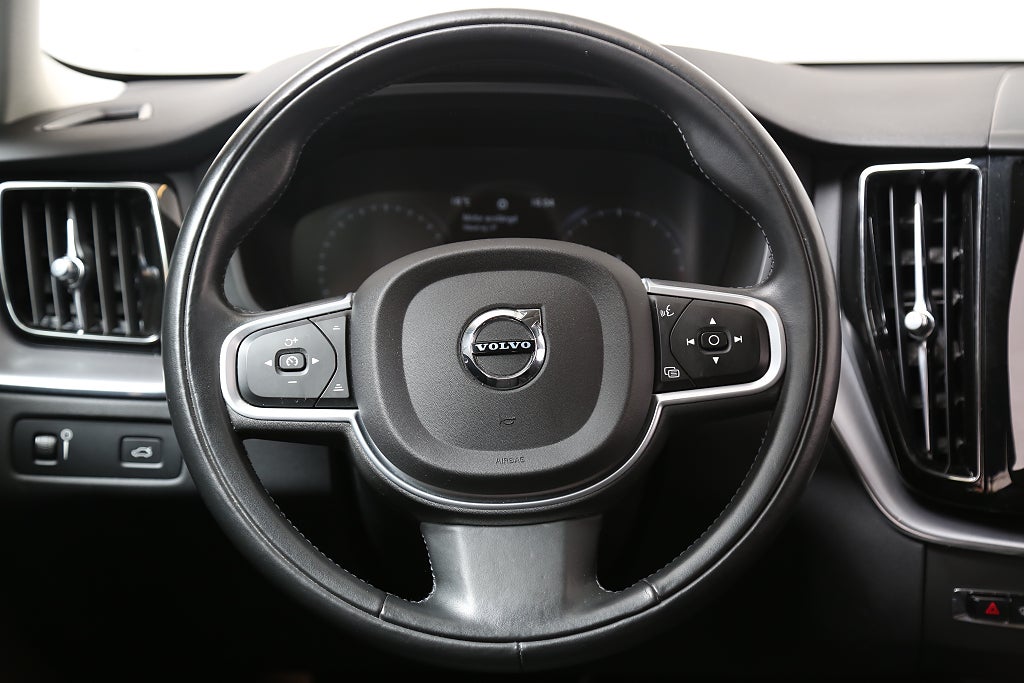 Volvo XC60 B5 Bensin 250hk Momentum Adv SE AWD Kamera Navi Leasbar 2021