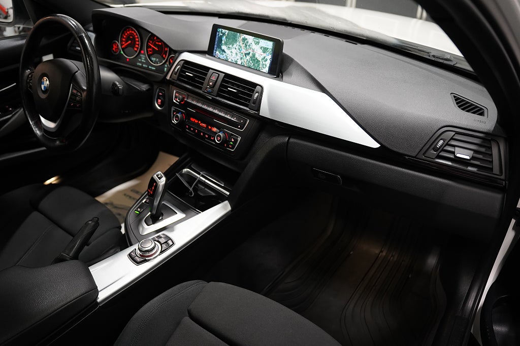 BMW 320D xDrive Touring 184hk Sport HIFI Panorama Farthållare